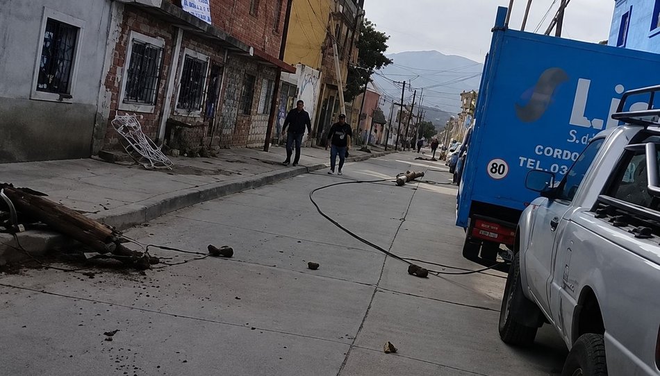 VIDEO. Un camión se enganchó con los cables y causó un desastre: postes caídos, autos dañados y un negocio destrozado