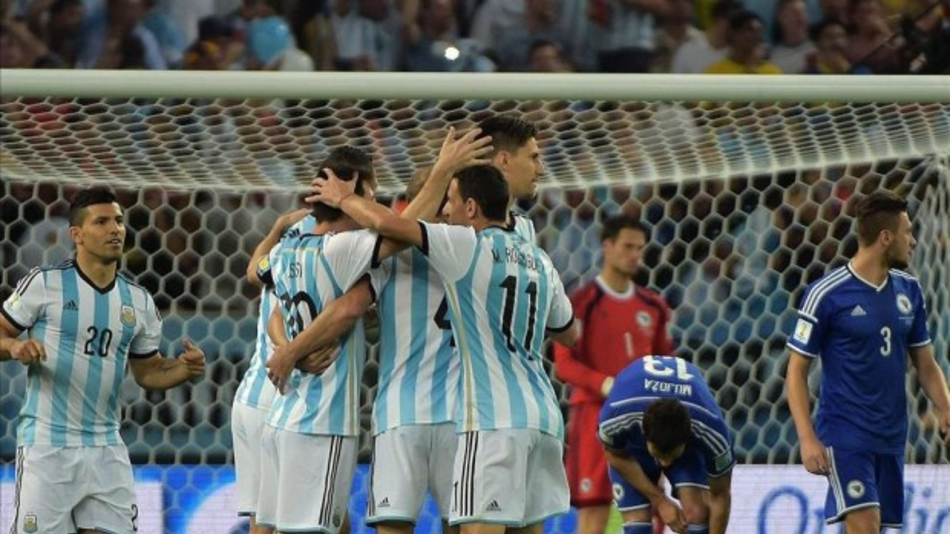 Con Messi, Gago, nueve más y un poco de angustia