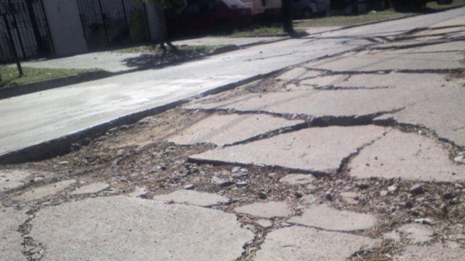Calles de Tres Cerritos, llenas de baches | WhatsApp El Tribuno 387-4749361