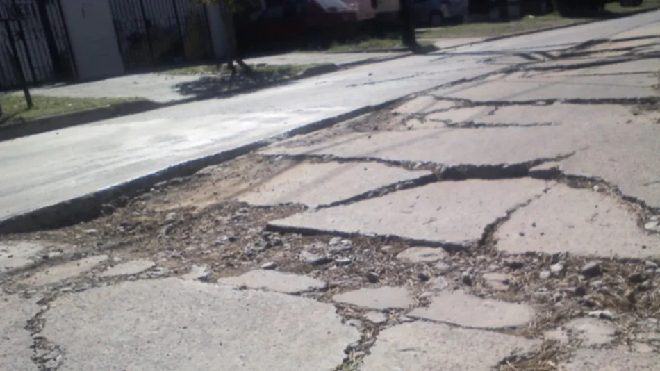 Calles de Tres Cerritos, llenas de baches | WhatsApp El Tribuno 387-4749361