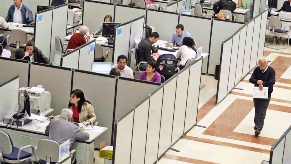El Gobierno negocia con las provincias congelar el empleo público