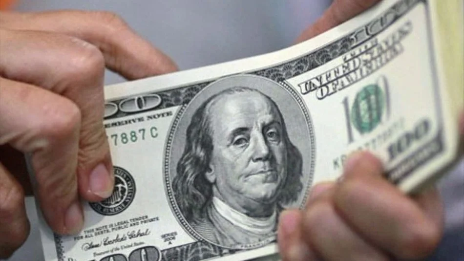 El dólar superó los 23 pesos en algunos bancos de la city porteña