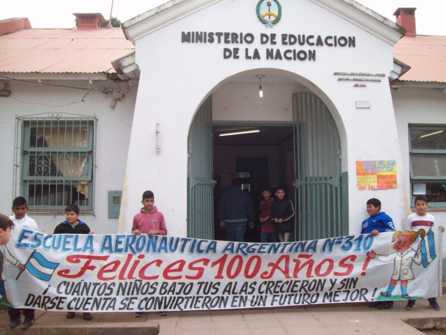 Reclaman por refacciones en escuela