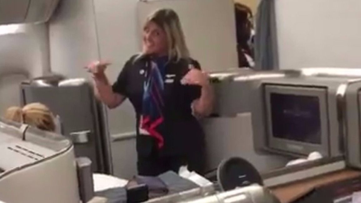 VIDEO: Una azafata le bailó el Waka Waka a Shakira en pleno vuelo