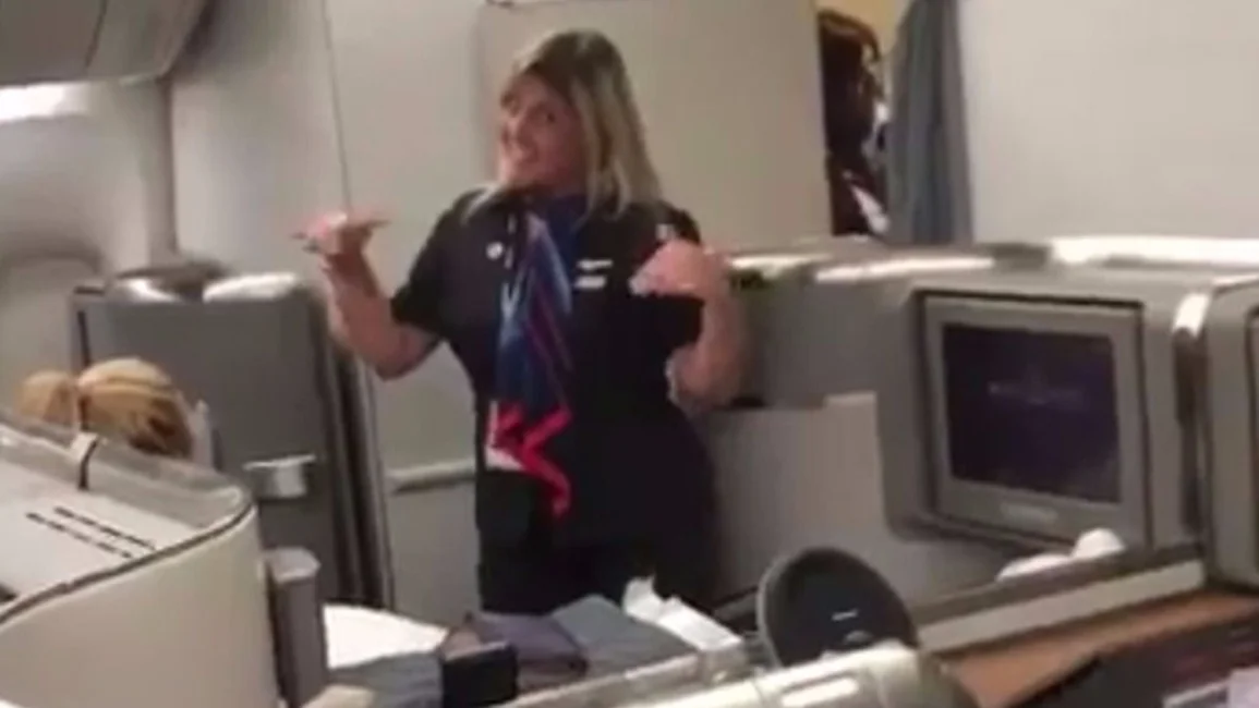 VIDEO: Una azafata le bailó el Waka Waka a Shakira en pleno vuelo
