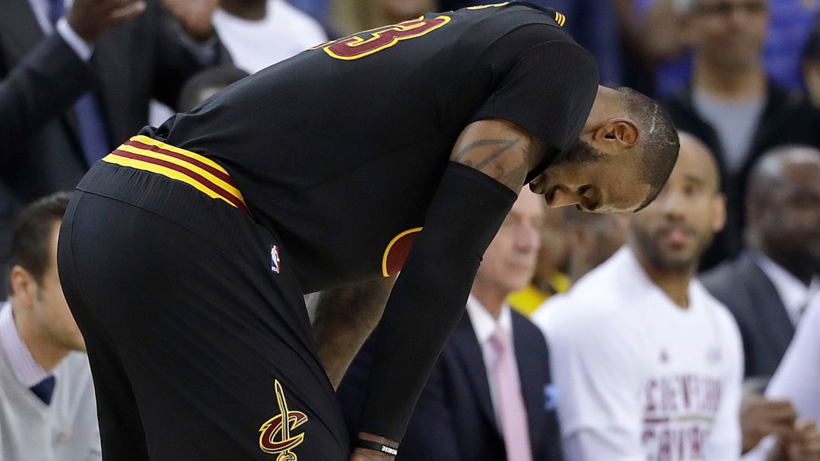 Los 51 puntos de LeBron James no le alcanzaron a Cleveland para vencer a los Warriors