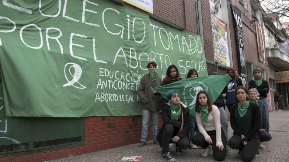 Tomaron 12 colegios para pedir por el aborto legal: no se moverán hasta la votación  