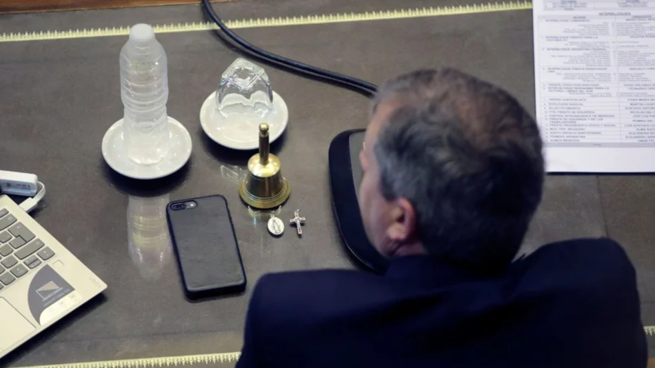Una cruz y la medalla de la Virgen en el escritorio de Monzó, ¿un desempate cantado?