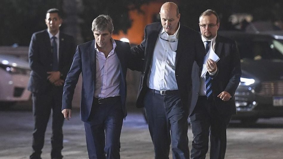 Denunciaron a Sturzenegger y a Caputo por permitir la "fuga" de u$s 10.000 millones de reservas del Central 