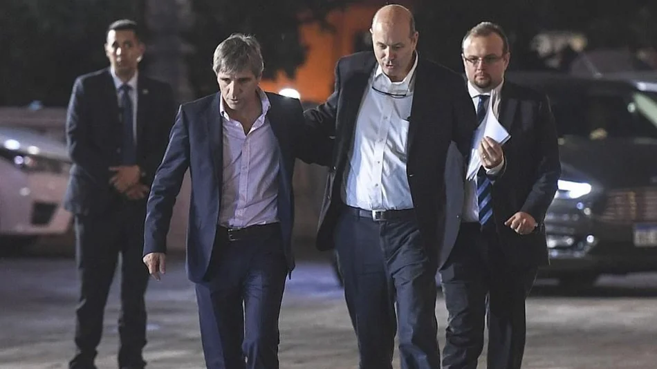 Denunciaron a Sturzenegger y a Caputo por permitir la "fuga" de u$s 10.000 millones de reservas del Central 
