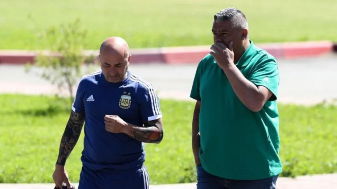 El presidente de la AFA busca unir a la Selección con un DT cada vez más lejos 