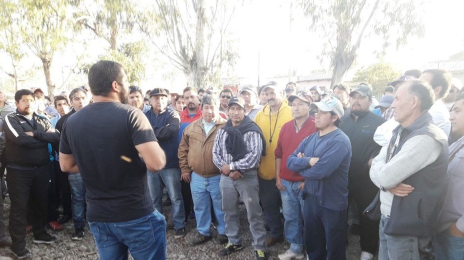 Asamblea de extrabajadores del San Isidro para planear acciones