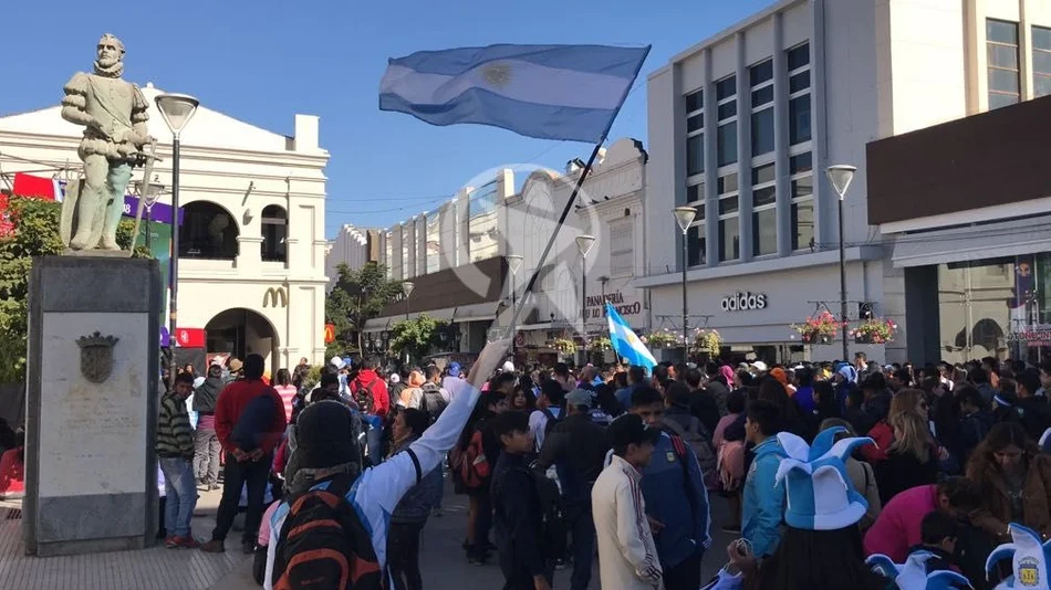 Con vuelta a la plaza incluida, los salteños festejaron el agónico triunfo