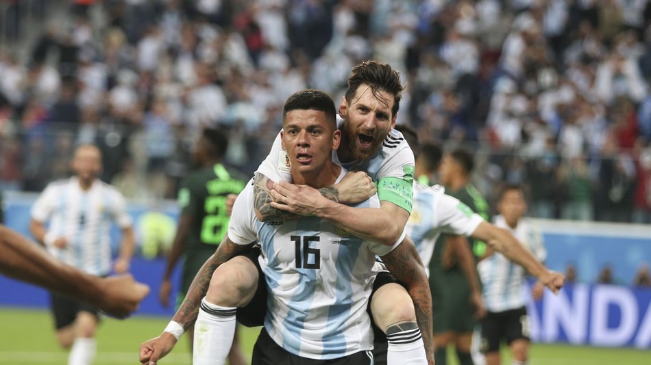 A solo cinco del final, Rojo convirtió un golazo y Argentina clasificó a octavos de final