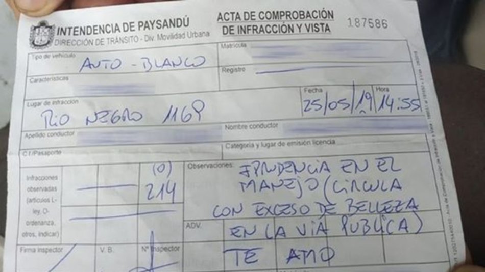 Un agente de tránsito multó a una mujer por "exceso de belleza" y terminó sumariado