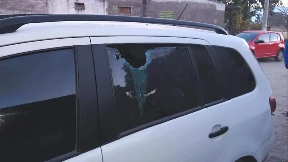 VIDEO  El clásico entre Cerrillos y La Merced se jugó "a pedradas limpias": 15 autos destruidos