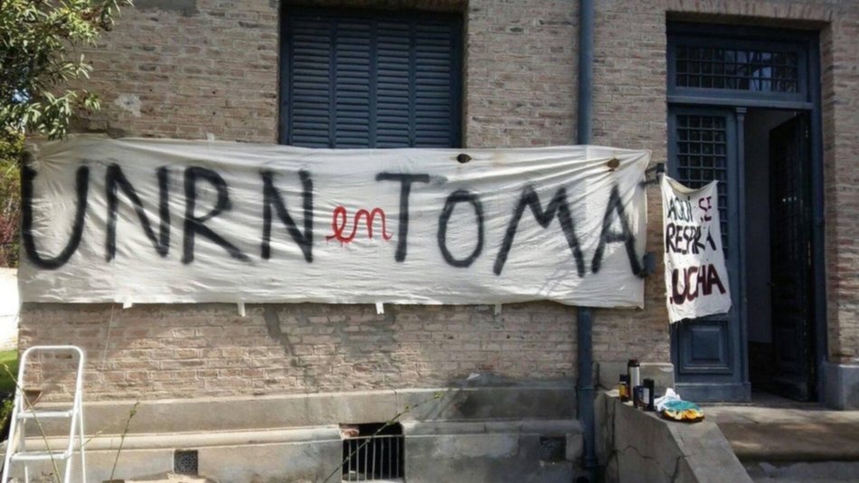 Despidieron a dos docentes universitarios por participar de una toma