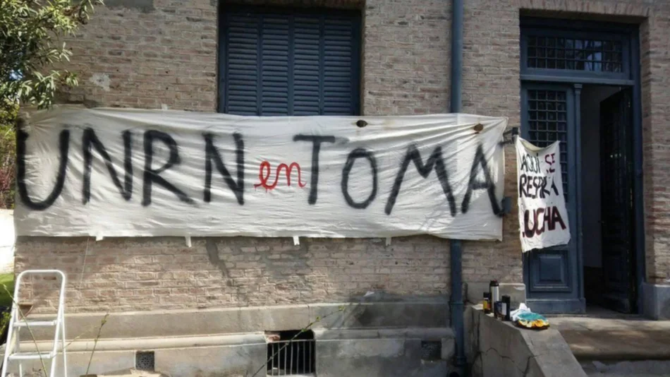 Despidieron a dos docentes universitarios por participar de una toma