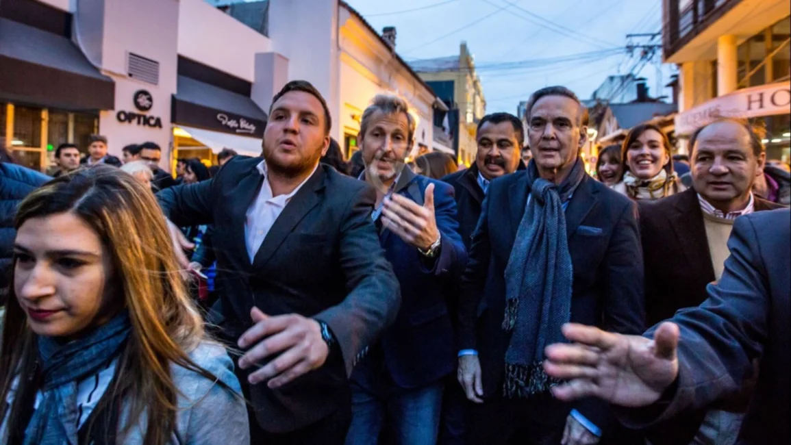 En una desorganizada ceremonia, Frigerio, Pichetto y Sáenz inauguraron la renovación del centro salteño 