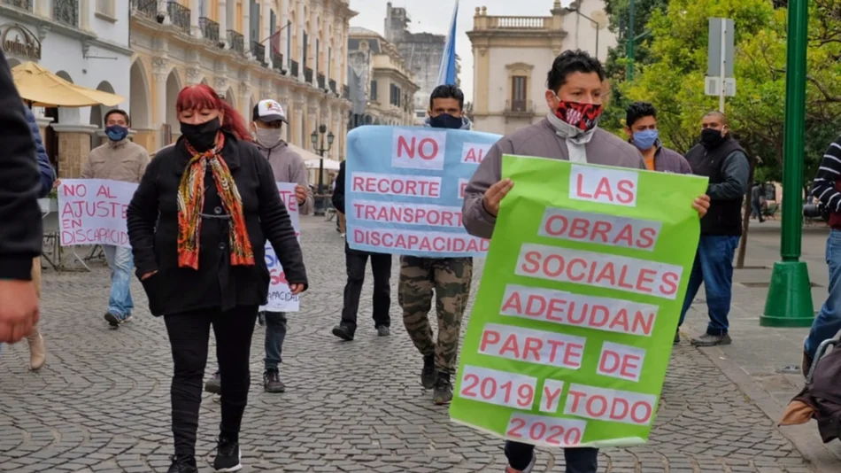 Transportistas de personas con discapacidad y odontólogos marcharon por las calles de la ciudad