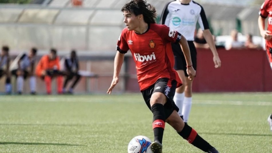 Porqué no debutó “el nuevo Messi” contra el Messi real