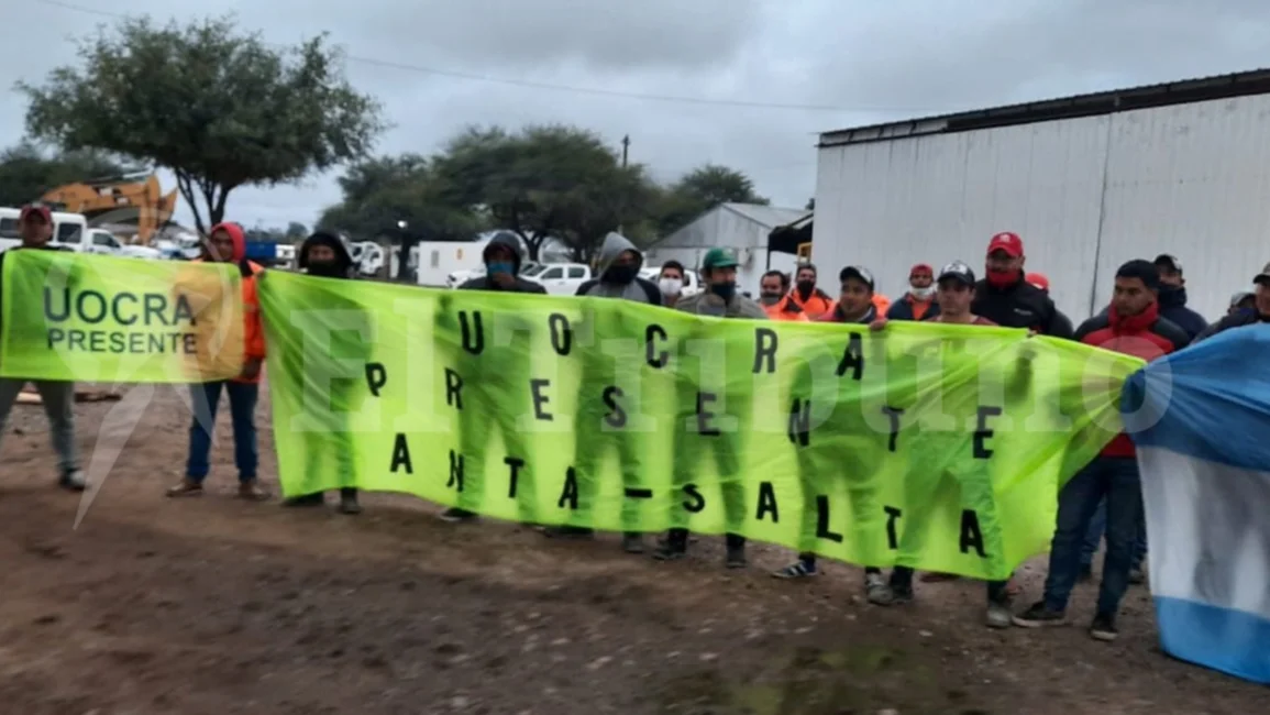 Obreros ferroviarios protestan en el obrador en Joaquín V. González