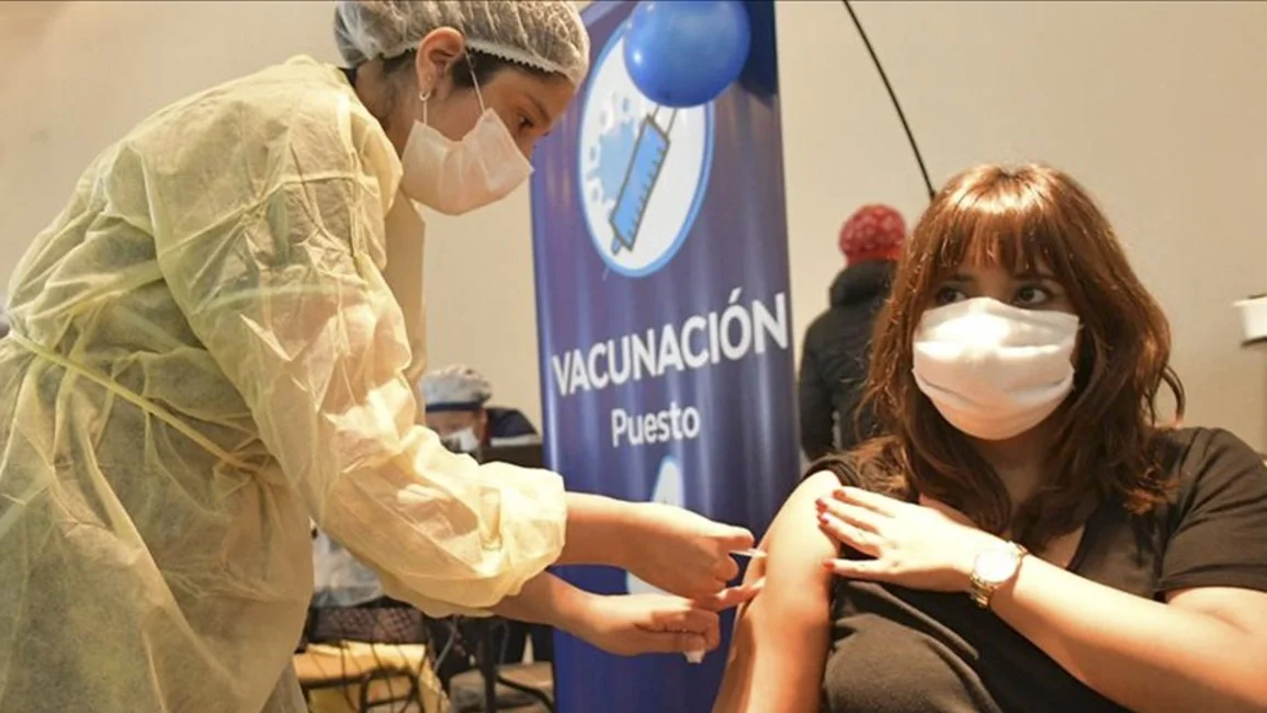 COVID-19: Casi sin segundas dosis,  analizan "combinar" vacunas