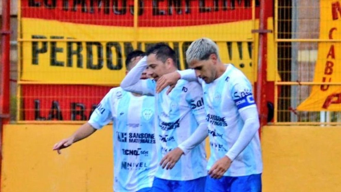 Gimnasia y Tiro los mira a todos desde arriba