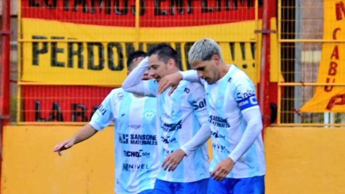 Gimnasia y Tiro los mira a todos desde arriba