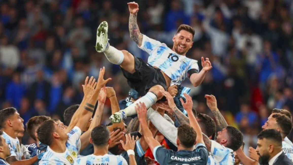 VIDEO. El festejo de la Selección tras golear a Italia: “Que de la mano, de Leo Messi...”