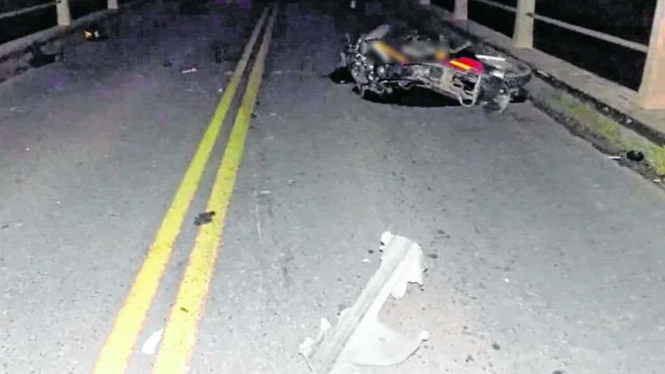 Tras chocar con un camión, muere una niña que viajaba en una moto
