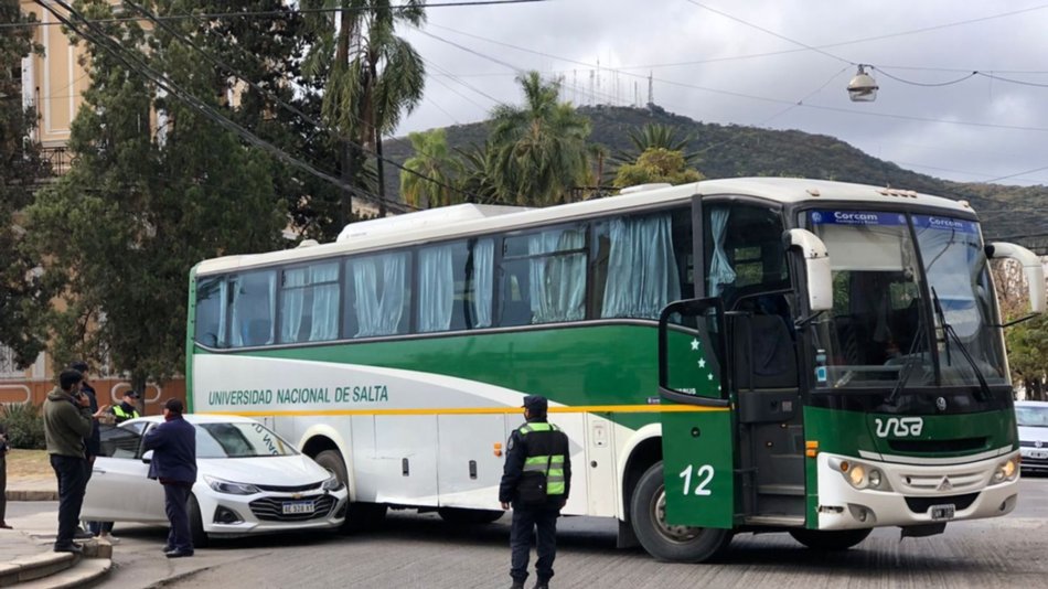 VIDEO. El colectivo de la Unsa y un auto chocaron en pleno centro