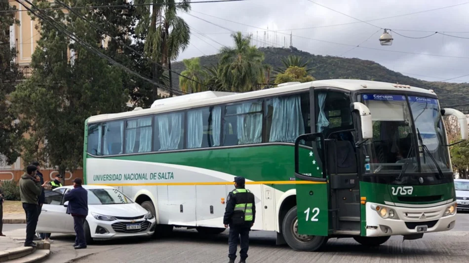 VIDEO. El colectivo de la Unsa y un auto chocaron en pleno centro