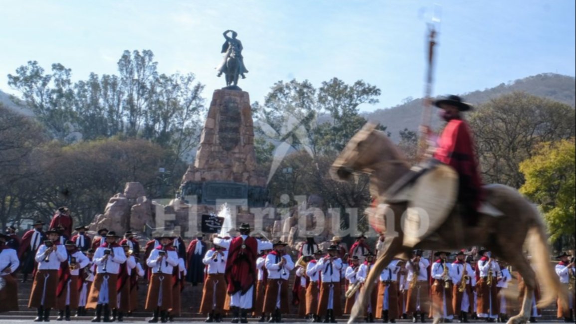 Gauchos buscan gasoil para llegar al desfile por Güemes
