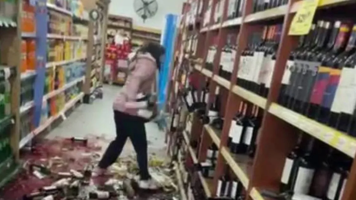  La despidieron del supermercado y en un ataque de furia rompió la góndola de vinos