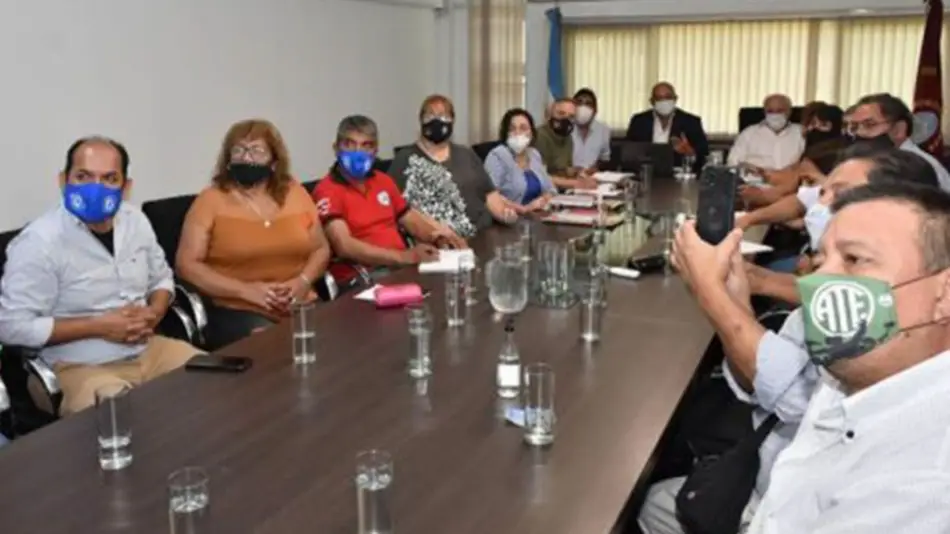 Paritarias: Docentes piden que se adelanten los aumentos