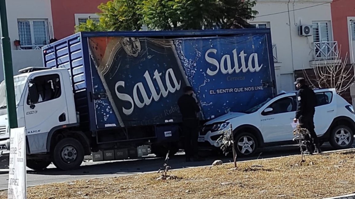 Un auto y un camión repartidor colisionaron en el barrio El Huaico