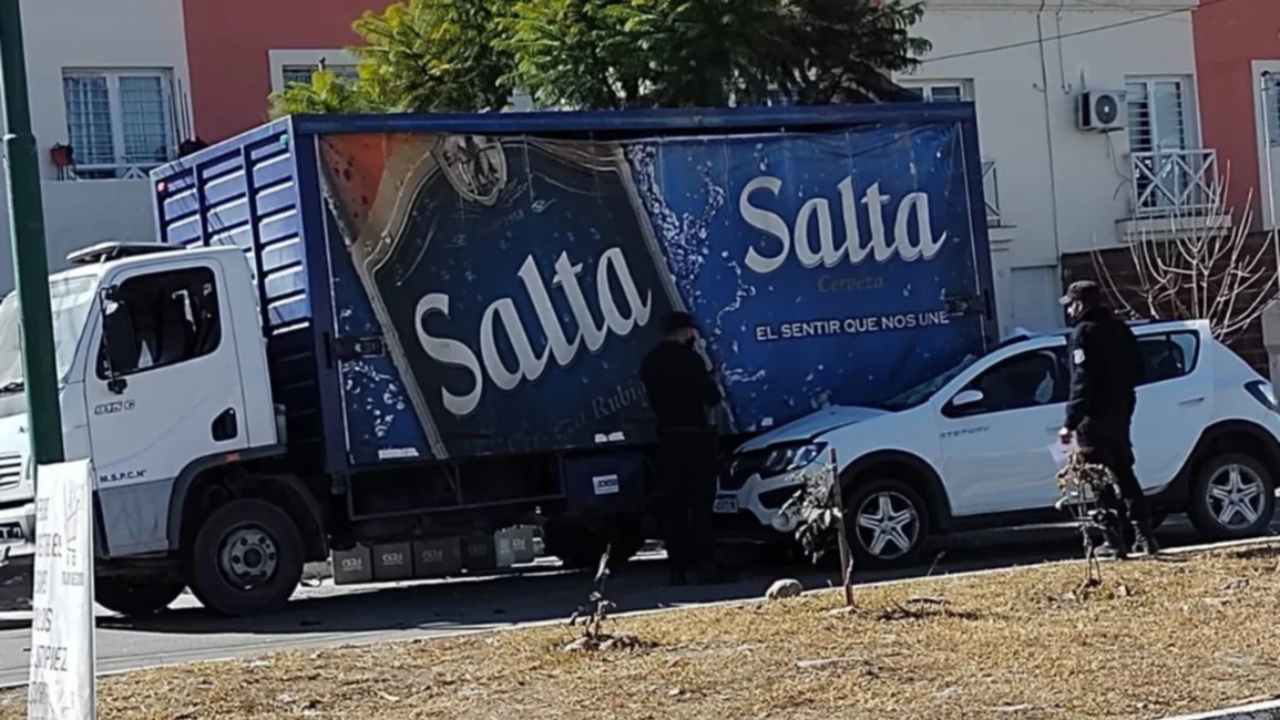 Un auto y un camión repartidor colisionaron en el barrio El Huaico