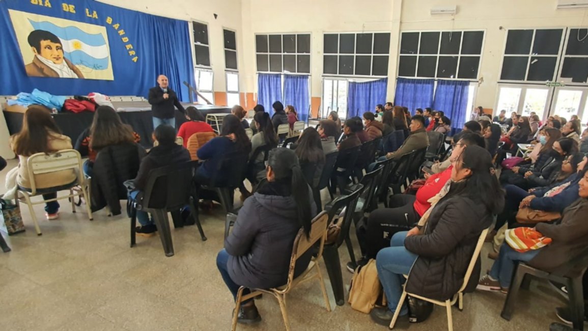 Con instalaciones colmadas, se dicta un curso docente