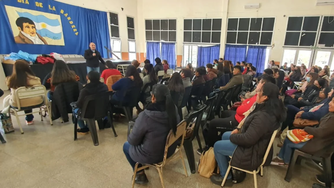 Con instalaciones colmadas, se dicta un curso docente
