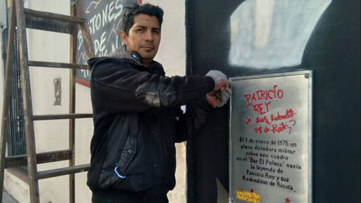 Mauro Ramos, el artista que hizo la placa y el mural.
