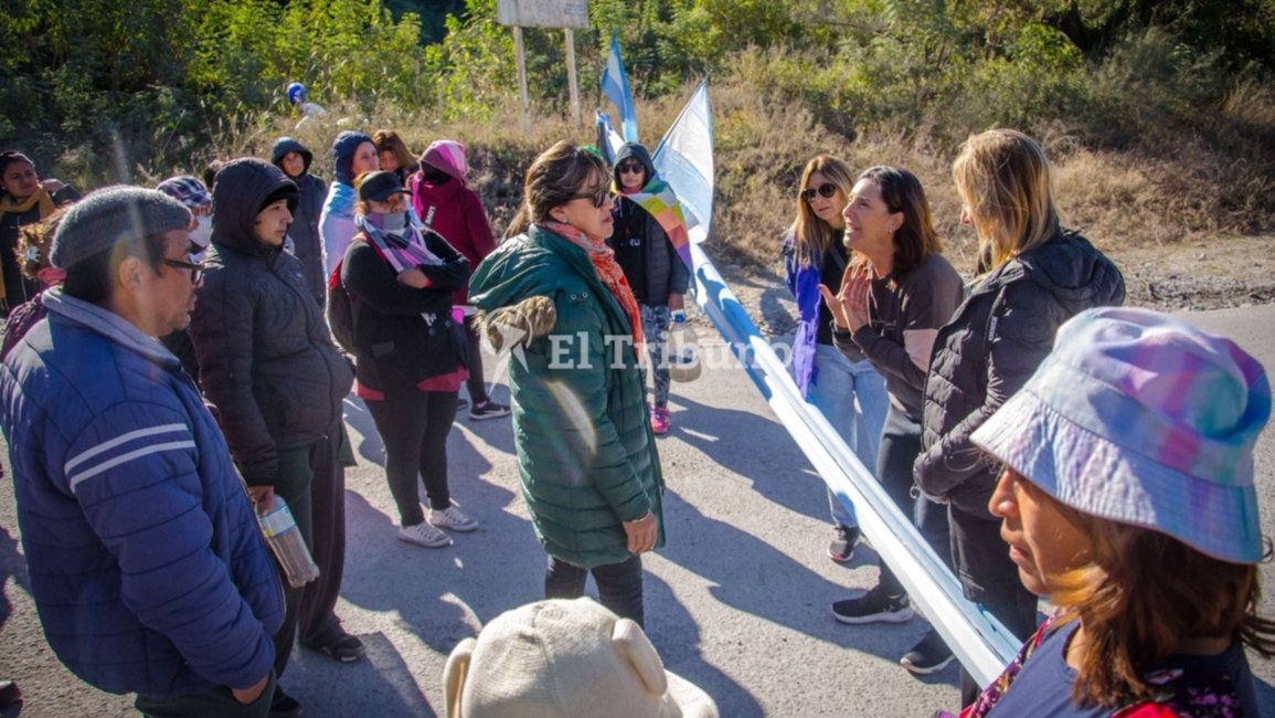 VIDEO.  Indignación de turistas en el corte de la ruta 51: “Perdemos nuestro día de vacaciones”
