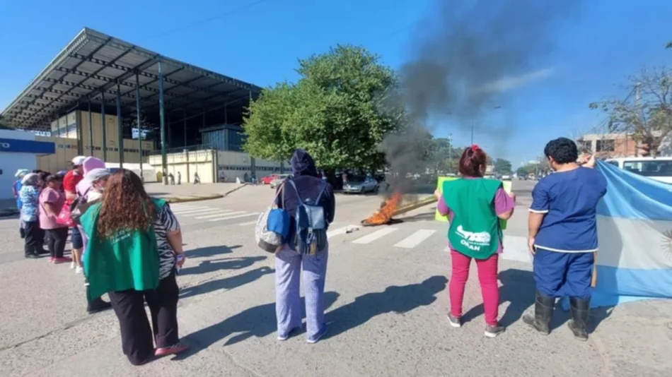 Los trabajadores de la salud en Orán cortan la calle en forma intermitente