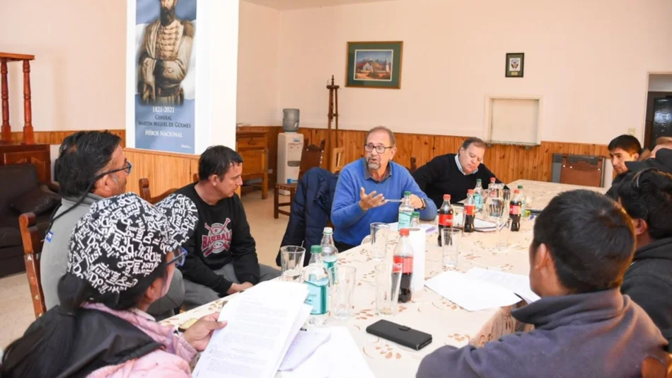 Camioneros y originarios acordaron levantar el corte pero los docentes siguen inflexibles