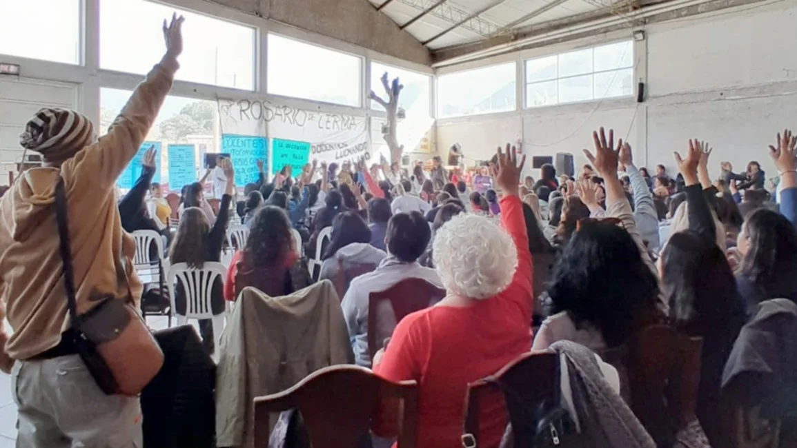 Sigue el paro docente y Provincia cambia la resolución de los días de clases caídos