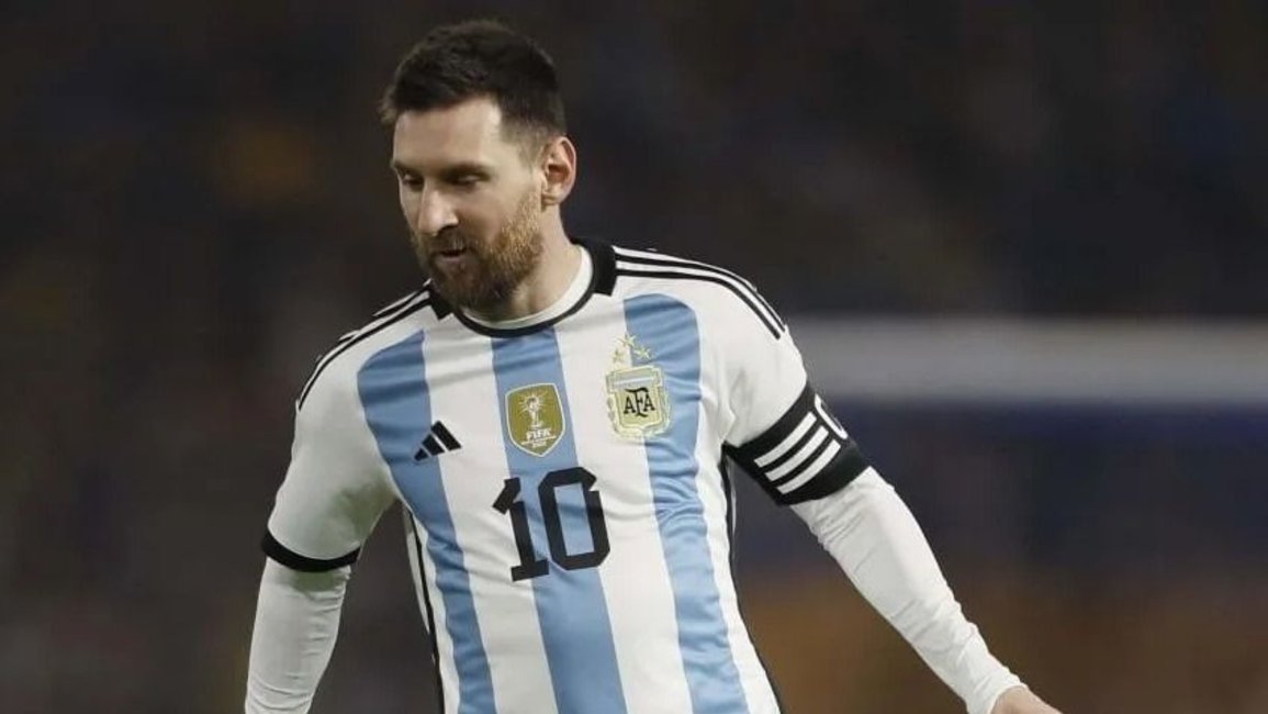 VIDEO. El espectacular gol de Messi a Navarro Montoya en la despedida de Riquelme