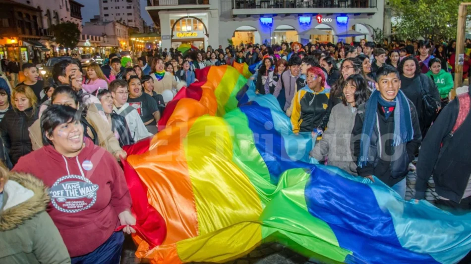 “Orgulloso de ser quien eres”: cientos de salteños se sumaron a la marcha del Orgullo