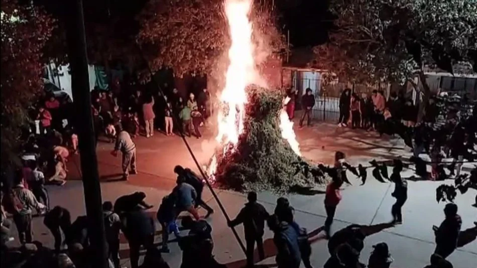 Una multitud se congregó en torno a los fogones en honor a San Pedro y San Pablo