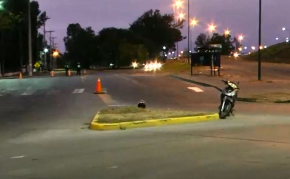 Siniestro vial en la rotonda que lleva a la Ciudad Judicial: Caos vehicular y un motociclista herido