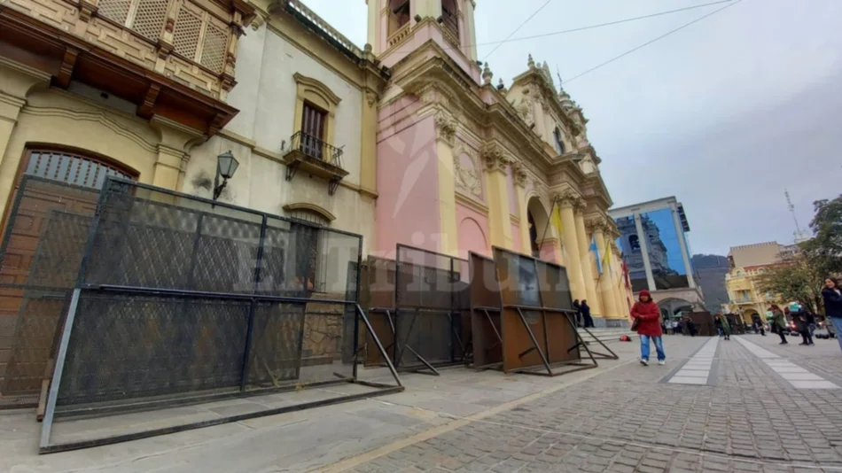Marcha por Ni Una Menos en Salta: vallaron la Catedral para evitar hechos de violencia 